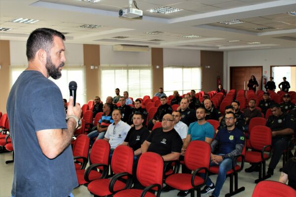Profissionais da segurança pública e privada de Arapongas participam de palestra com agente da Polícia Federal, Eduardo Betini