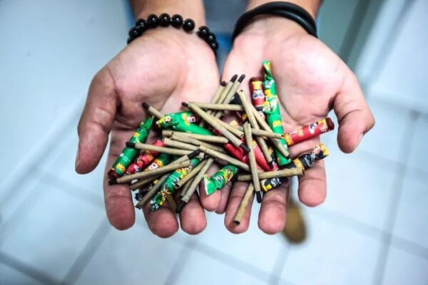 Estudante de 13 anos perde audição após colegas soltarem bomba