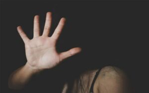 Homem agride a ex esposa na frente dos filhos e é preso em Arapongas
