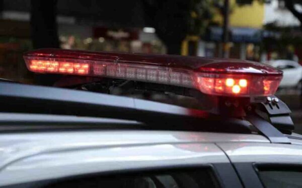 Homem tenta agarrar mulher no meio da rua, em Faxinal
