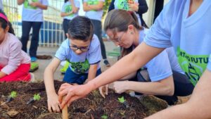 Horta do Futuro: Professores e alunos preparam canteiros para plantio em Arapongas