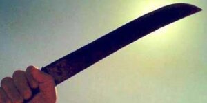 Idoso é agredido ao usar facão para convencer enteado a ir à escola em Apucarana