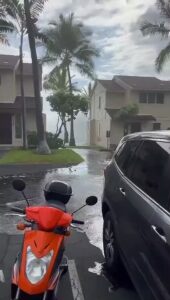 Ilha do Havai é surpreendida por ondas gigantes que conseguem passar por cima de casas de dois andares- Veja Vídeo