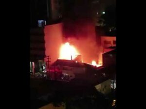 Incêndio de grandes proporções destrói edificação em Maringá