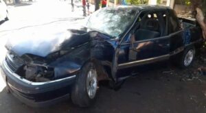 Jovem fica ferido após colisão contra árvore em Arapongas