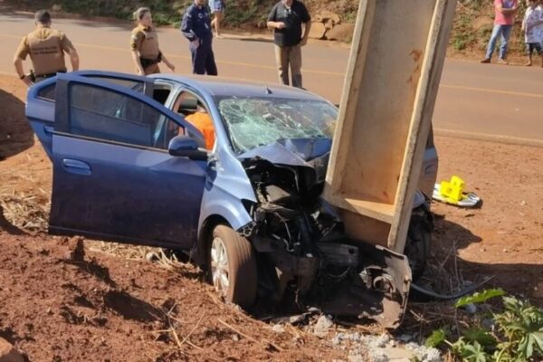 Mulher fica gravemente ferida ao bater carro em poste no PR