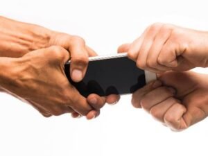 Mulher registra ocorrência de furto de celular contra ex-companheiro