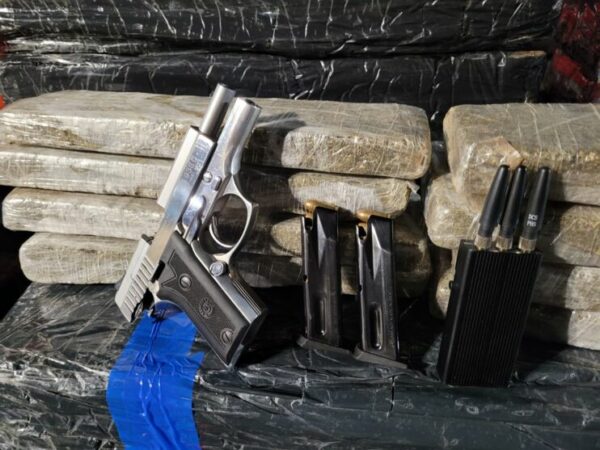 PRF apreende quase 4 toneladas de maconha em caminhão tanque
