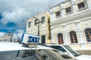 Governo federal regulamenta auxílio-gasolina para taxistas