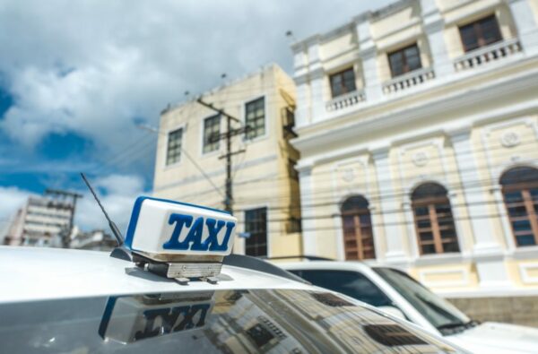 Governo federal regulamenta auxílio-gasolina para taxistas