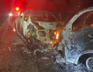 Veículos colidem frontalmente e pegam fogo na PR-471, no PR