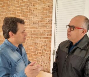 Junior da Femac avalia com o secretário Cézar Neves agregar novos serviços na radioterapia de Apucarana  