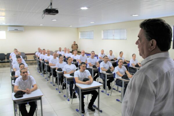Sérgio Onofre dá boas-vindas aos 40 futuros soldados da Polícia Militar