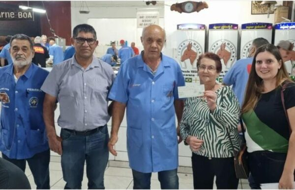 Ferra Mula de Apucarana doa R$ 3.000,00 para Associação de Proteção à Maternidade à Infância e a Família de Cambira