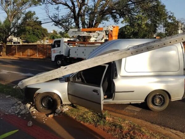 Acidente entre carro e moto é registrado no centro de Arapongas
