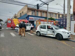 Acidente deixa cinco vítimas feridas no centro de Arapongas
