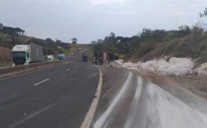 Carreta tomba entre Marilândia do Sul e Califórnia