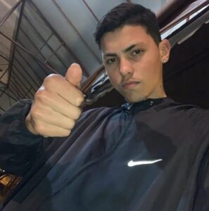 Adolescente que foi eletrocutado usando o celular morre no hospital