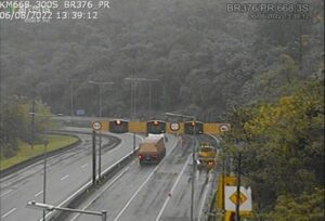 BR-376: vítima fica presa nas ferragens em capotamento de carro forte