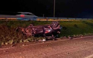 Mulher sobrevive a capotamento, sai do carro e morre atropelada