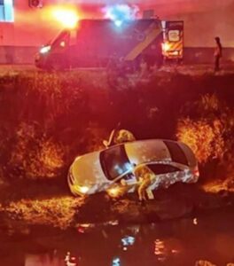 Carro cai dentro de rio no PR, motorista é resgatada pelos bombeiros