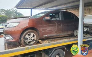 Carro com cigarros e marca de tiros é apreendido pela PM no Paraná