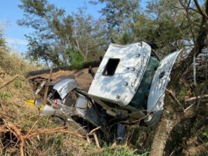 Colisão entre caminhão e carro na PR-444 deixa dois feridos; veja