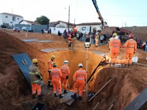 Criança morre após ser resgatada de buraco de 8 metros em Minas
