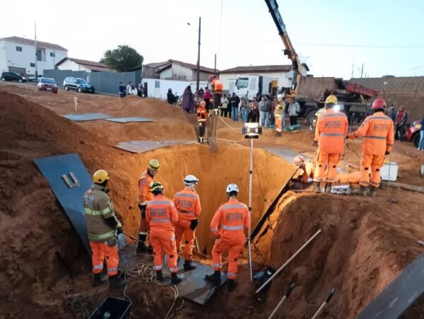 Criança morre após ser resgatada de buraco de 8 metros em Minas