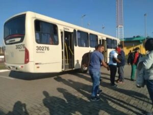 Passageira se recusa a entregar celular e é baleada em ônibus