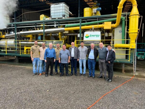 Prefeitos de Arapongas e Rolândia conhecem usina da Energy em Assis