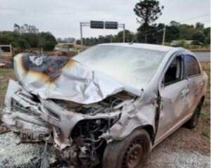 Grave acidente faz quatro vítimas em Maringá; carro pegou fogo