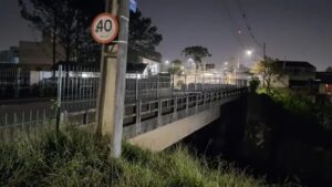 Grave: jovem cai de viaduto de 7 metros de altura e é socorrido