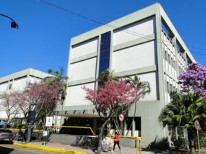 Homem perde antebraço em acidente de trabalho em Califórnia