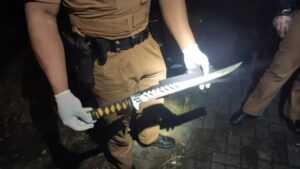 Homem é preso após tentar matar companheira com espada samurai