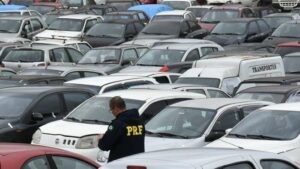 PRF realiza leilão on-line de 125 veículos no Paraná