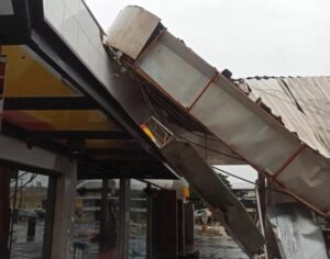 Rajada de vento destelha rodoviária, creches, escola, casas e posto de combustível em Mandaguaçu; veja FOTOS