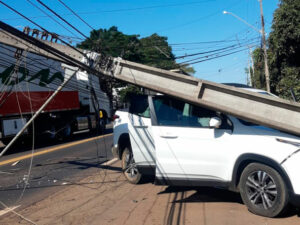 Motorista desmaia no volante e atinge poste na BR-376, em Califórnia