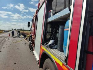 Motorista morre prensado ao bater em carreta, no Oeste do PR