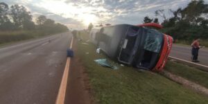 Ônibus com 27 passageiros tomba na BR 277; 6 ficam feridos