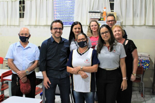 Alunos da EJA recebem óculos de grau do projeto “ Oftalmologia na Escola” em Arapongas