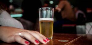 PM averigua denúncia de adolescente ingerindo bebida alcoólica