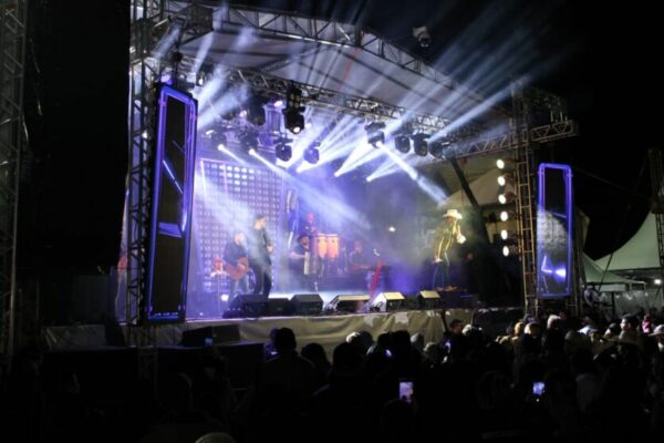 Primeira noite de shows da Expocam reúne público de 2,5 mil pessoas em Cambira