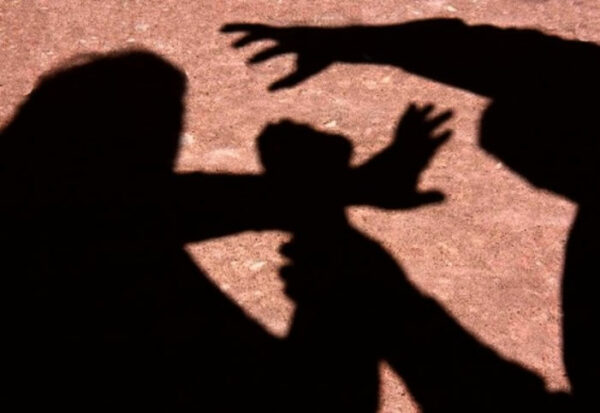Rapaz invade casa para bater no convivente da mãe