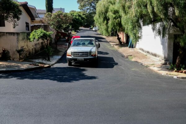 Travessas de paralelepípedo ganham recape asfáltico em Apucarana