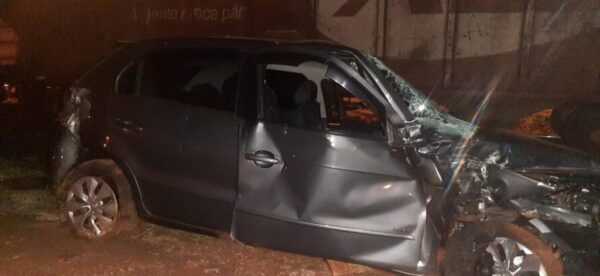 Trem atinge carro em Apucarana; motorista de 70 anos fica ferido