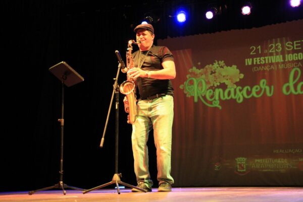 Primeiro dia do IV Festival Jogos Florais de Arapongas tem diversas apresentações artísticas