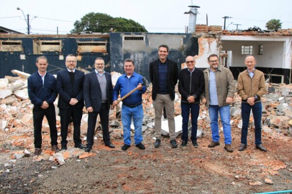 Cadeia Pública de Arapongas é demolida com a presença de autoridades