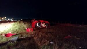 Acidente entre carro e ônibus mata duas pessoas em Guarapuava