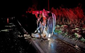 Van desliza na pista e capota próximo a ponte do Rio Ivaí